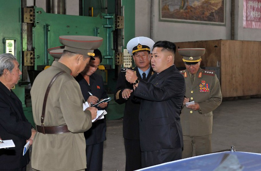 Theo hãng thông tấn KCNA, Hải quân Triều Tiên vừa tiến hành cuộc tập trận quy mô lớn với sự tham gia của nhiều tàu chiến hiện đại do nước này tự chế tạo. Cuộc tập trận diễn ra dưới sự chỉ huy trực tiếp của nhà lãnh đạo Kim Jong-un.